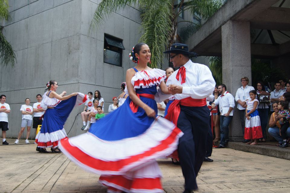 Costariciens et Costariciennes : danse traditionnelle du Costa Rica